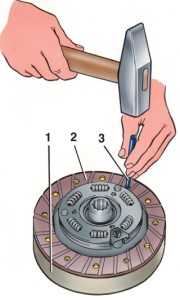 Замена фрикционных накладок ведомого диска: 1 – кондуктор; 2 – ведомый диск; 3 – оправка 