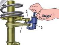 Выпрессовка пальца шарового шарнира рулевой тяги из поворотного рычага стойки подвески: 1 – поворотный рычаг; 2 – шаровой шарнир тяги; 3 – съемник А. 47035 